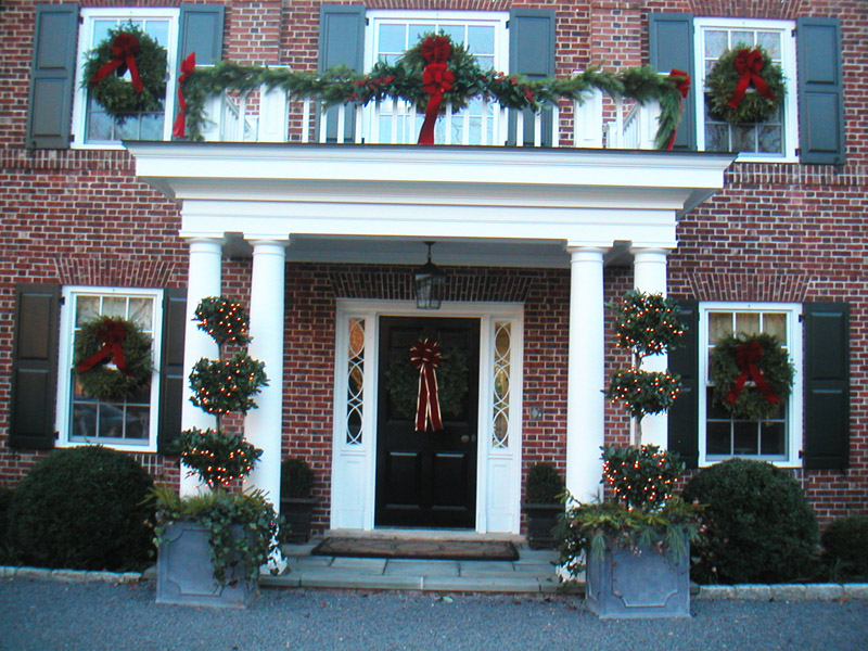 Wreaths Garlands Topiaries Frontdoor Cfd Blog Center Of Floral